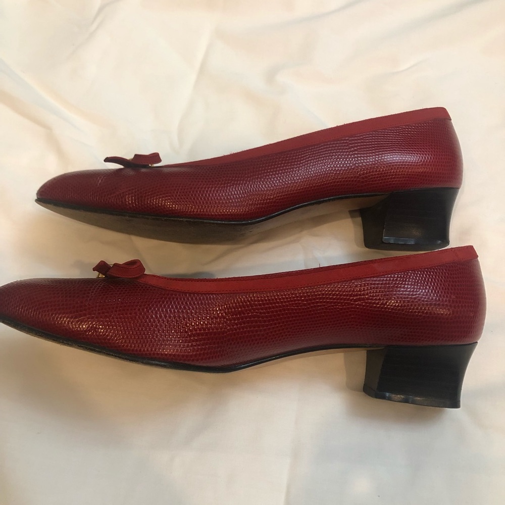Vintage Ferragamo low heeled pumps 9.5